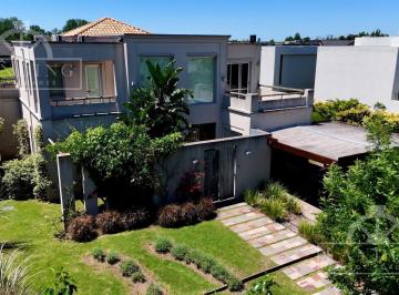 Casa · 450m² · 5 Ambientes · 2 Cocheras · Casa 5 Ambientes con Cochera en Barrio Náutico Albanueva