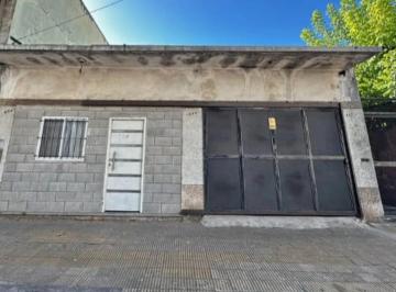 Casa · 120m² · 3 Ambientes · Venta de 1 Casa con 2 Locales y Garage.