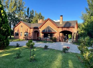 Casa · 150m² · 6 Ambientes · 2 Cocheras · Casa en Venta en Campos de Roca I