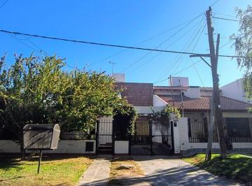 Casa · 120m² · 4 Ambientes · 1 Cochera · Venta Casa 2 Dorm. Jardines del Rey Neuquen