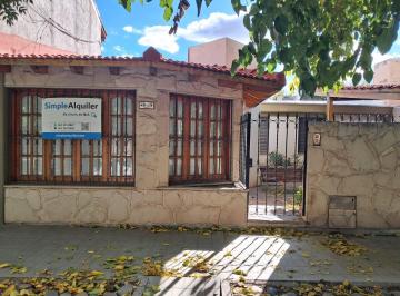 Casa · 5 Ambientes · 1 Cochera · Casa en B° Los Olivos.