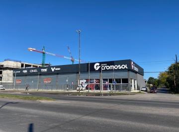 Bodega-Galpón · 550m² · Local Comercial en Esquina 550 m² C/ Estacionamiento Propio - Villa Luzuriaga