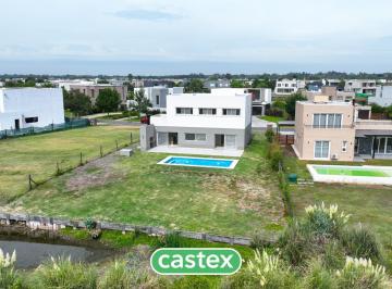 Casa · 176m² · 4 Ambientes · Casa a La Venta con Salida a Laguna en El Cantón, Escobar