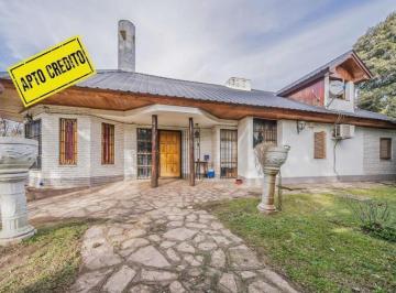Casa · 210m² · 4 Ambientes · 2 Cocheras · Casa 5 Ambientes Quinta en Venta con Pileta Sobre 3 Lotes