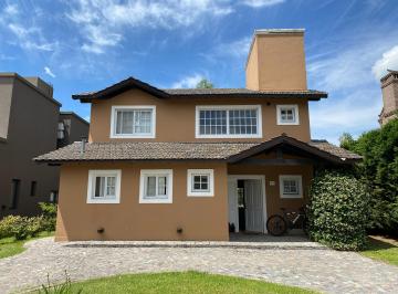 Casa de 4 ambientes, Campana · Casa 4 Ambientes en El El Bosque C. C. Sobre un Lote, Fondo Vista Al Golf Dueño