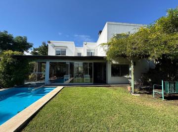 Casa · 340m² · 6 Ambientes · 4 Cocheras · Hermosa Casa en Venta en Altos del Sol