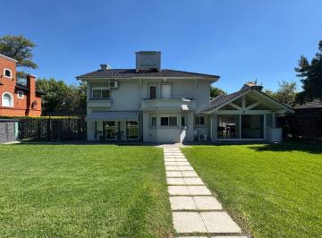 Casa · 260m² · 4 Ambientes · 4 Cocheras · Moderna Casa en Venta en Campos de Alvarez