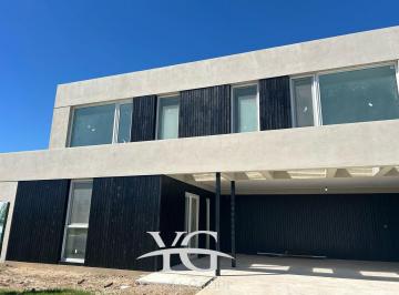 Casa · 253m² · 5 Ambientes · 2 Cocheras · Hermosa Casa de Diseño! Barrio Santa Ana a Estrenar!