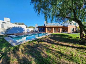 Casa · 195m² · 5 Ambientes · 2 Cocheras · Venta Casa 3 Dorm Tejas 4 Pileta Amplio Terreno