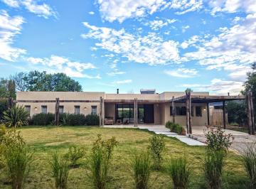 Casa · 185m² · 5 Ambientes · 2 Cocheras · Casa en Venta en Chacras del Ocho