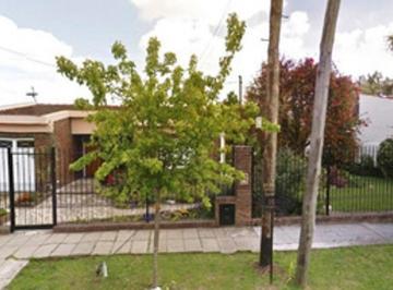 Casa · 177m² · 4 Ambientes · 5 Cocheras · Chalet de 4 Ambientes Sobre 750 m² de Terreno en Ituzaingó