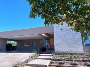 Casa · 365m² · 7 Ambientes · 3 Cocheras · Casa en Alquiler Chacras de Coria - Alte Brown