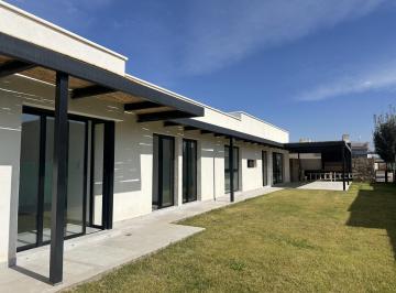 Casa · 149m² · 9 Ambientes · 2 Cocheras · Casa en Venta en El Barrio Lar de Vieytes III