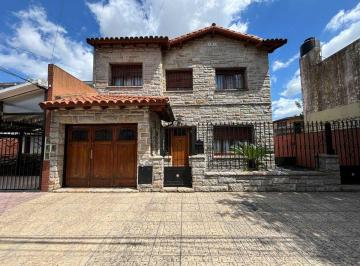 Casa · 243m² · 5 Ambientes · 1 Cochera · Casa 5 Amb en Venta Haedo Piscina Cochera Apto Cre