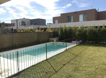 Casa · 120m² · 4 Ambientes · 2 Cocheras · Casa en Alquiler de 3 Dorm. con Pileta Casas de Santa Maria, Villa Nueva