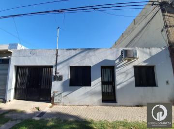 Casa · 212m² · 5 Ambientes · 4 Cocheras · Casa Venta 3 Dorm. Sobre Av en La Zona Sur de Rosario