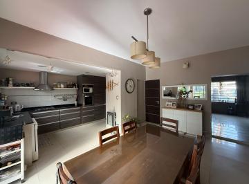 Casa de 5 ambientes, Tres de Febrero · Casa - Venta - Martín Coronado