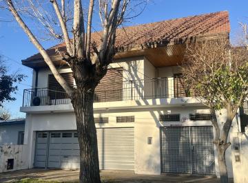 Casa · 268m² · 6 Ambientes · 2 Cocheras · Casa de 6 Ambientes con Dos Locales y Gran Fondo - Venta Directa!