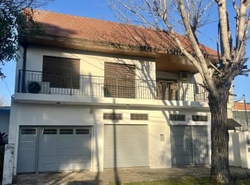 Casa · 268m² · 6 Ambientes · 2 Cocheras · Casa de 6 Ambientes con Dos Locales y Gran Fondo - Venta Directa!