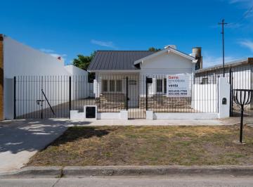Casa · 110m² · 3 Ambientes · 2 Cocheras · Casa de 3 Ambientes con Entrada Para 2 Autos, en Rivadavia Entre Av Arturo Alió y Armenia
