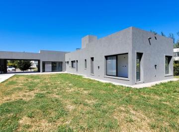 Casa · 300m² · 4 Ambientes · 2 Cocheras · Casa 3 Dorm. Pileta Puerto Roldan Barrio Cerrado Roldan