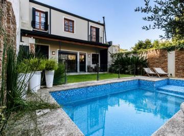 Casa · 190m² · 4 Ambientes · Casa en Venta de 3 Dorm. con Cochera y Pileta en La Plata