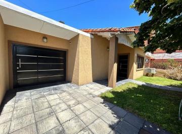 Casa · 99m² · 3 Ambientes · 1 Cochera · Venta Casa 3 Ambientes Cochera Parque Villa Tesei