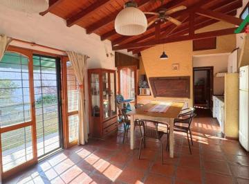 Casa · 236m² · 3 Dormitorios · 2 Cocheras · Casa en Venta de 3 Dorm. con Quincho y Amplio Terreno en Barrio Alejandro Centeno