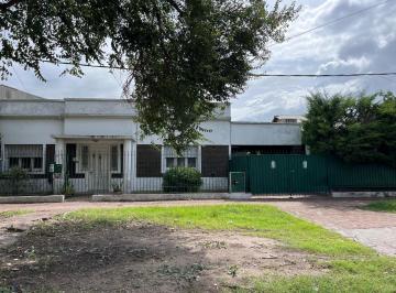 Casa · 221m² · 5 Ambientes · 1 Cochera · Venta de Casa Lote 520 E/9 y 10 Tolosa La Plata