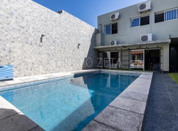 Casa · 495m² · 9 Ambientes · 2 Cocheras · Casa en Villa del Parque con Pileta y Quincho