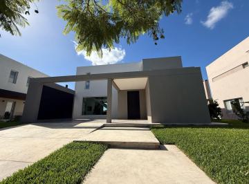 Casa · 200m² · 5 Ambientes · 2 Cocheras · Casa en Venta en Vistas Sobre Lote Interno de 5 Ambientes