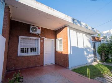 Casa · 83m² · 3 Ambientes · 1 Cochera · Casa en Sgto. Cabral 2 Dorm. y Patio Verde