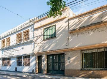 Casa · 205m² · 8 Ambientes · 1 Cochera · Casa de 3 Dorm. con Cochera y Dto de Pasillo