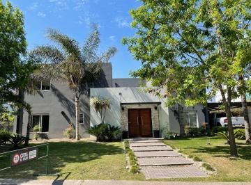 Casa · 350m² · 7 Ambientes · 2 Cocheras · Casa en Venta Barrio Cerrado Bsas Village, Bella Vista