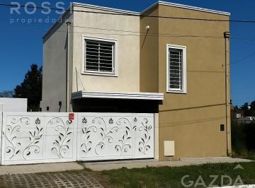 Casa · 65m² · 4 Ambientes · 2 Cocheras · Excelente Duplex en La Calle Racedo Esquina Azurduy