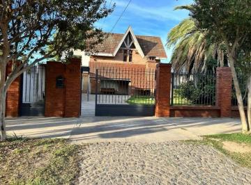 Casa · 220m² · 4 Ambientes · 4 Cocheras · Oportunidad! Venta Hermosa Casa en Paso del Rey!