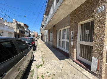 Casa · 140m² · 5 Ambientes · 1 Cochera · Casa Dos Dorm. / Pje Conde 500