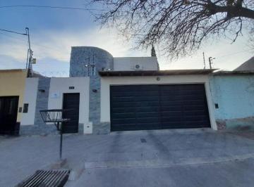 Casa · 240m² · 6 Ambientes · 2 Cocheras · Casa en Venta - 5 Dorm. 4 Baños - 340 m² - Las Heras