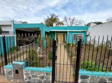 Casa · 113m² · 4 Ambientes · 2 Cocheras · Excelente Oportunidad - Propiedad con 3 Dorm.