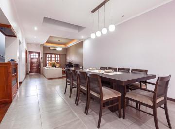 Casa · 270m² · 4 Ambientes · 1 Cochera · Venta/permuta - Casa de 3 Dorm.. Parque Casados, Rosario.