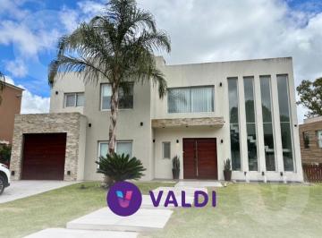 Casa · 310m² · 4 Dormitorios · 1 Cochera · Casa a Laguna en Venta - Barrio Terralagos, Canning
