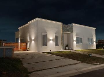 Casa · 130m² · 4 Ambientes · 1 Cochera · Casa a Estrenar Comodísima y Funcional en Alquiler Temporal