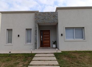 Casa · 130m² · 4 Ambientes · 1 Cochera · Casa a Estrenar Comodísima y Funcional en Alquiler Temporal