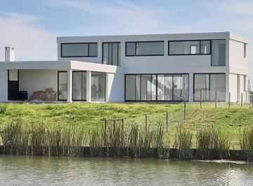 Casa · 290m² · 6 Ambientes · 1 Cochera · Casa a Estrenar en Muelles, Puertos