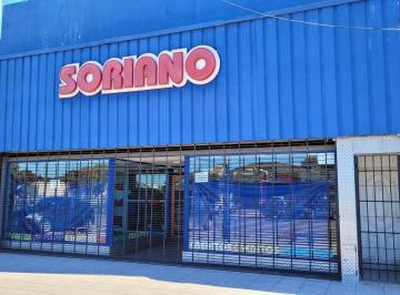 Local comercial · 422m² · Importante Local Comercial en Alquiler con Salon y Deposito
