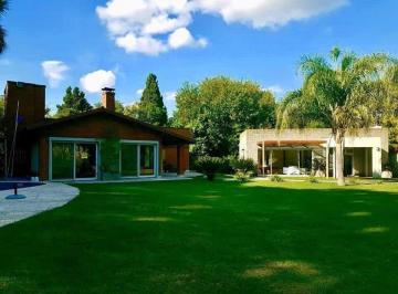 Casa · 300m² · 5 Ambientes · 10 Cocheras · Casa en Venta - 4 Dorm. 4 Baños - Pileta y Parque - Ezeiza