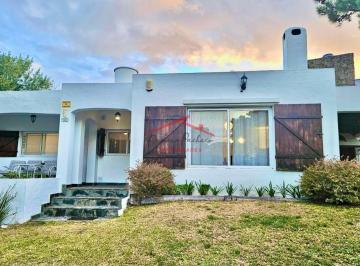 Casa · 100m² · 4 Ambientes · 1 Cochera · Casa en Venta Pinamar a m del Mar!