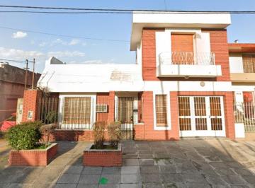 Casa · 200m² · 4 Ambientes · 1 Cochera · Casa con Jardin y Cochera en Venta Apto Credito