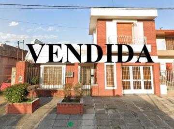 Casa · 200m² · 4 Ambientes · 1 Cochera · Casa con Jardin y Cochera en Venta Apto Credito