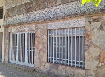Casa · 100m² · 6 Ambientes · 1 Cochera · Casa de 2 Dorm. - Barrio Echesortu